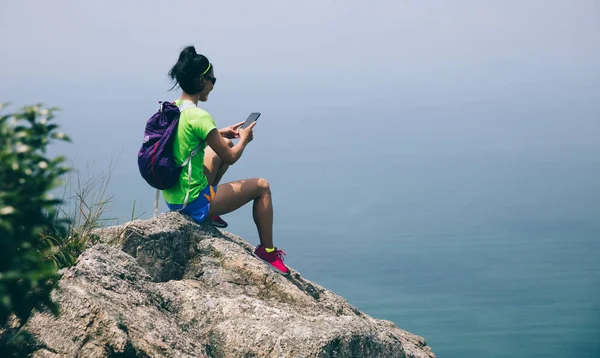Erfolgreiche Wanderin Fotografiert Sich Mit Smartphone Berggipfel — Stockfoto