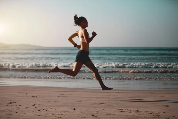 Joven Mujer Fitness Corriendo Amanecer Playa —  Fotos de Stock