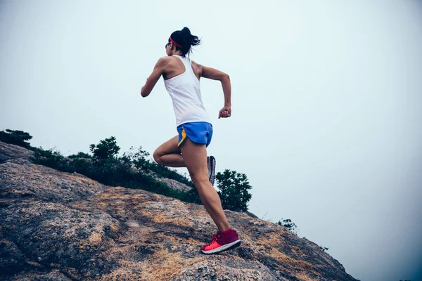 Молодая Фитнес Женщина Бежит Морю Вершине Горы — стоковое фото