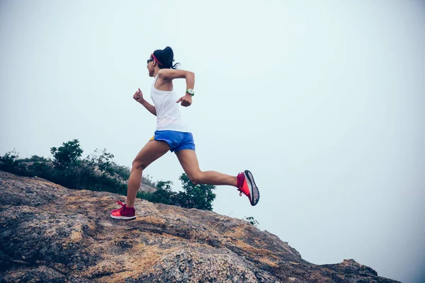 Jonge Fitness Vrouw Loopt Naar Kust Mountain Top — Stockfoto