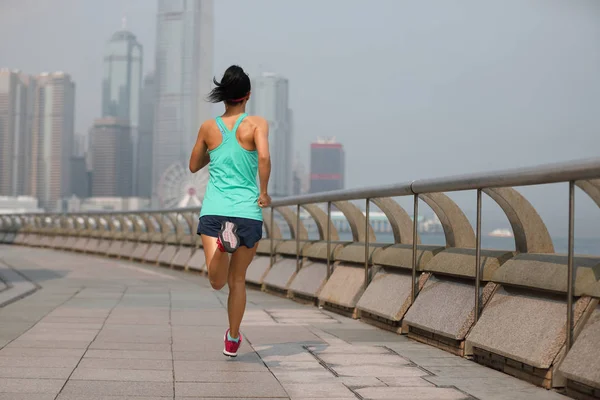 Hälsosam Livsstil Kvinna Löpare Kör Hong Kong City Morgonen — Stockfoto