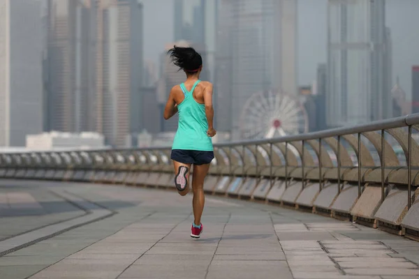 Hälsosam Livsstil Kvinna Löpare Kör Hong Kong City Morgonen — Stockfoto