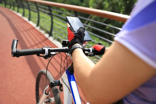 Ciclista Utilizzando Smartphone Scattare Foto Mentre Guida Bicicletta Sul Sentiero — Foto Stock