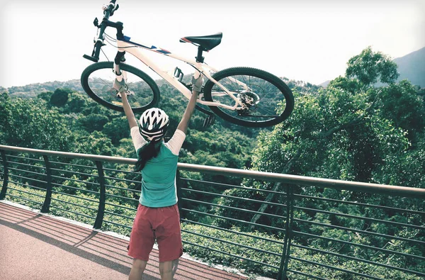 Cheering Donna Ciclista Alzando Braccia Sollevando Mountain Bike Nella Foresta — Foto Stock