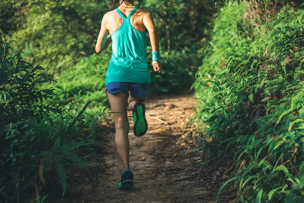 Jeune Femme Fitness Coureuse Trail Ultramarathon Forêt Été — Photo