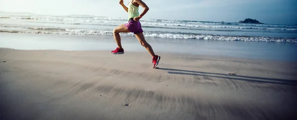 Γυμναστική Γυναίκα Δρομέας Τρέχει Στην Παραλία — Φωτογραφία Αρχείου