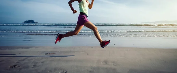 ビーチで走るフィットネス女性ランナー — ストック写真