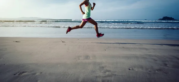 Corredor Mujer Fitness Corriendo Playa — Foto de Stock