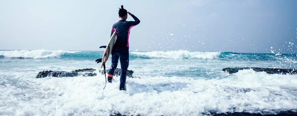 Surfista Mulher Com Prancha Vai Surfar — Fotografia de Stock