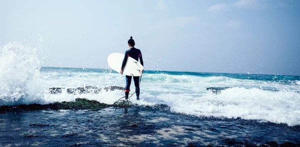 Mujer Surfista Con Tabla Surf Surfear — Foto de Stock