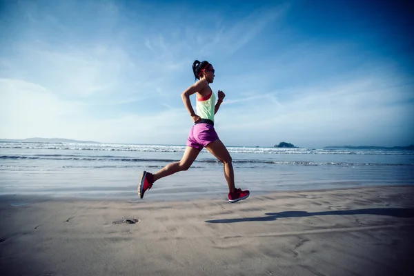 Fitness Kobieta Biegacz Działa Plaży — Zdjęcie stockowe