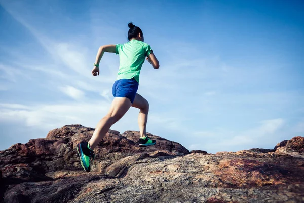 Corredor Sendero Joven Fitness Mujer Corriendo Cima Montaña Rocosa Playa —  Fotos de Stock