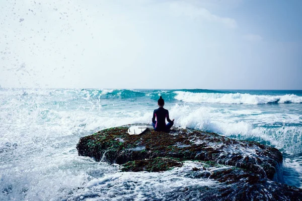 Donna Che Pratica Yoga Bordo Della Scogliera Corallo Sul Mare — Foto Stock