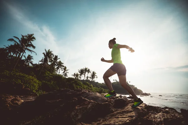 Corredor Sendero Joven Fitness Mujer Corriendo Cima Montaña Rocosa Playa —  Fotos de Stock