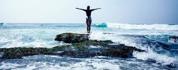 Freedom Vrouw Met Uitgestrekte Armen Aan Kust Coral Cliff Edge — Stockfoto