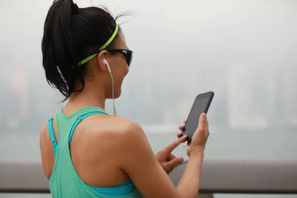 Healthy Lifestyle Runner Listening Music Foggy City Morning — Stock Photo, Image