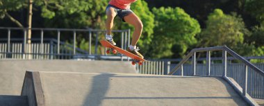 Şehirde kaykay parkı kaykay kaykay 