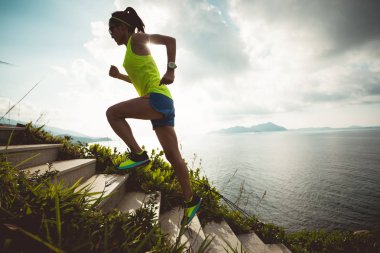 Kararlı kadın sahil dağ merdivenlerde koşma