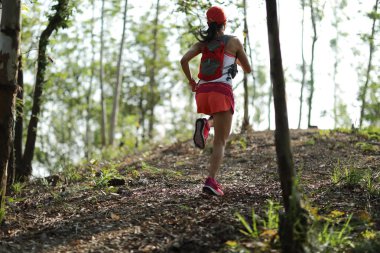 Genç Fitness kadın Ultramaratonu Trail Runner yaz ormanda çalışan 