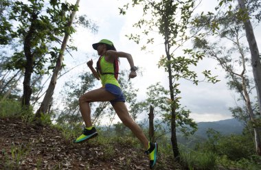 Sporcu kros ultra maraton iz koşucu ormanda çalışan