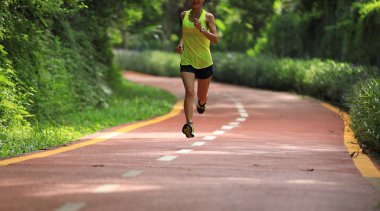 Sabah park yolda çalışan sağlıklı kadın runner  