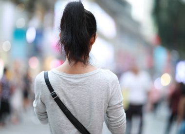 Şehir şehrinde akıllı telefon kullanan kadın