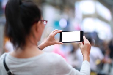 Akıllı telefon ile kadın modern şehirde fotoğraf çekmek