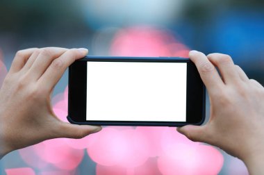 Akıllı telefon ile kadın modern şehirde fotoğraf çekmek