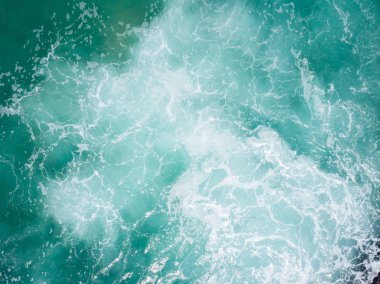Deniz dalga yüzey dron havadan görünümü