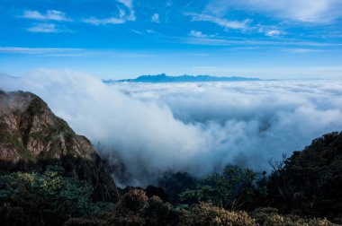Dağ zirveleri manzara arasında sis ile güzel gündoğumu ve bulutlar 