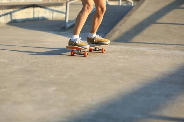 Skateboarder Benen Schaatsen Bij Skatepark City — Stockfoto