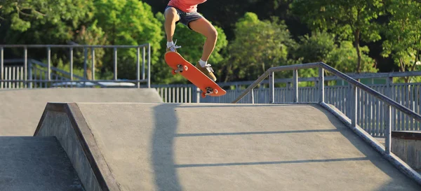 Skateboarder Skateboarding Skate Park Ciudad — Foto de Stock