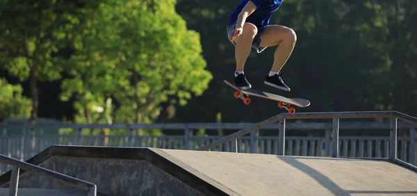 Skateboarder Skateboarding Skate Parku Mieście — Zdjęcie stockowe