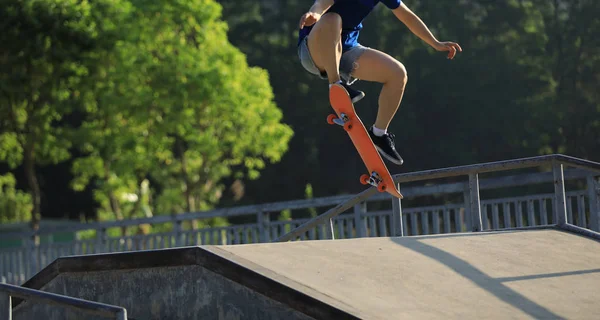 Skateboarder Skateboardingu Bruslit Parku Městě — Stock fotografie