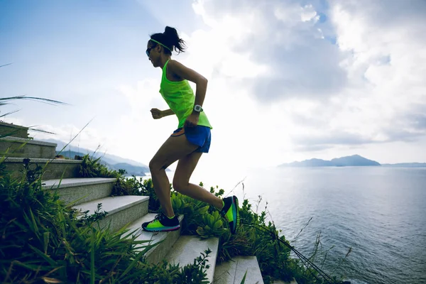 Mujer Decidida Corriendo Por Las Escaleras Montaña Junto Mar — Foto de Stock
