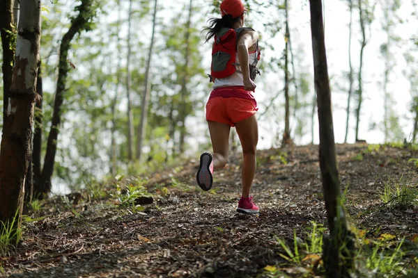 Fiatal Fitness Ultramaraton Nyomvonal Futó Fut Nyári Erdőben — Stock Fotó