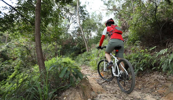 女子骑自行车在山上的自然小径上骑自行车 过着健康生活方式的人们 — 图库照片