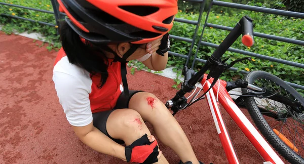 Lesões Bicicleta Mulher Ciclista Caiu Durante Ciclismo Ambos Joelhos Feridos — Fotografia de Stock