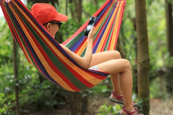 Mujer Relajante Hamaca Con Smartphone Bosque — Foto de Stock
