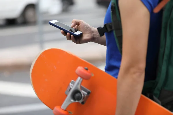 Mulher Com Skate Mão Usando Smartphone Cidade Moderna — Fotografia de Stock