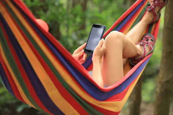 Vrouw Wandelaar Ontspannen Hangmat Met Smartphone Bos — Stockfoto