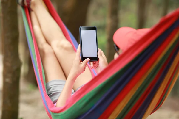 Vrouw Ontspannen Hangmat Met Smartphone Bos — Stockfoto