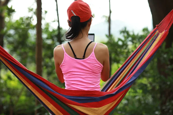 Mulher Relaxante Rede Com Smartphone Floresta — Fotografia de Stock