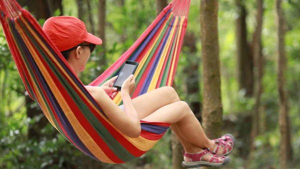 Vrouw Wandelaar Ontspannen Hangmat Met Smartphone Bos — Stockfoto