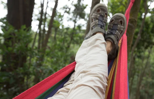 Osoba Relaksująca Hamaku Letnim Lesie — Zdjęcie stockowe
