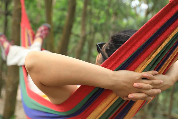 Kobieta Relaks Kolorowym Hamaku Letnim Lesie — Zdjęcie stockowe