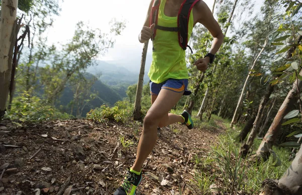 Αθλήτρια Σταυρό Χώρα Trail Running Μέσα Δάσος — Φωτογραφία Αρχείου