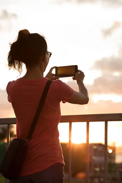 Ragazza Scattare Foto Tramonto Hong Kong — Foto Stock