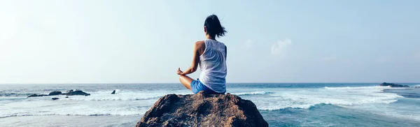 Young Yoga Woman Meditating Seaside Rock Cliff Edge — Stock Photo, Image