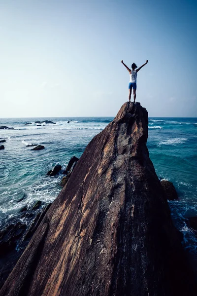 Framgångsrik Ung Kvinna Med Utsträckta Armar Seaside Rock Cliff Edge — Stockfoto